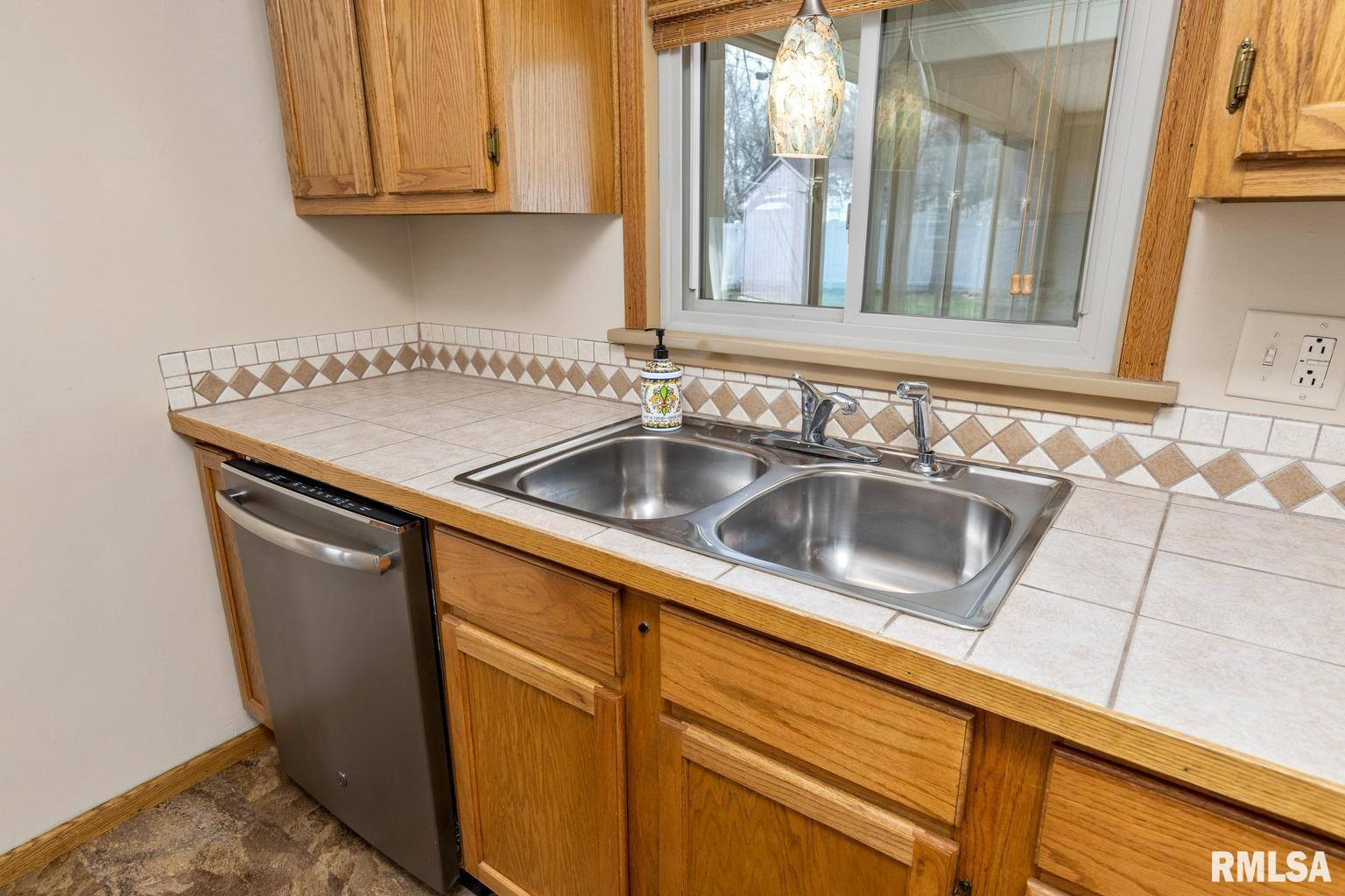 4111 North Brookmont Road Peoria, IL 61614 - Photo 13 of 37