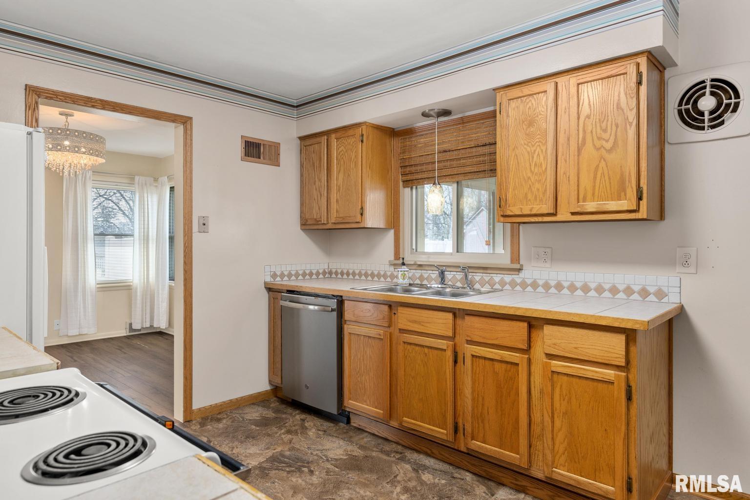 4111 North Brookmont Road Peoria, IL 61614 - Photo 14 of 37