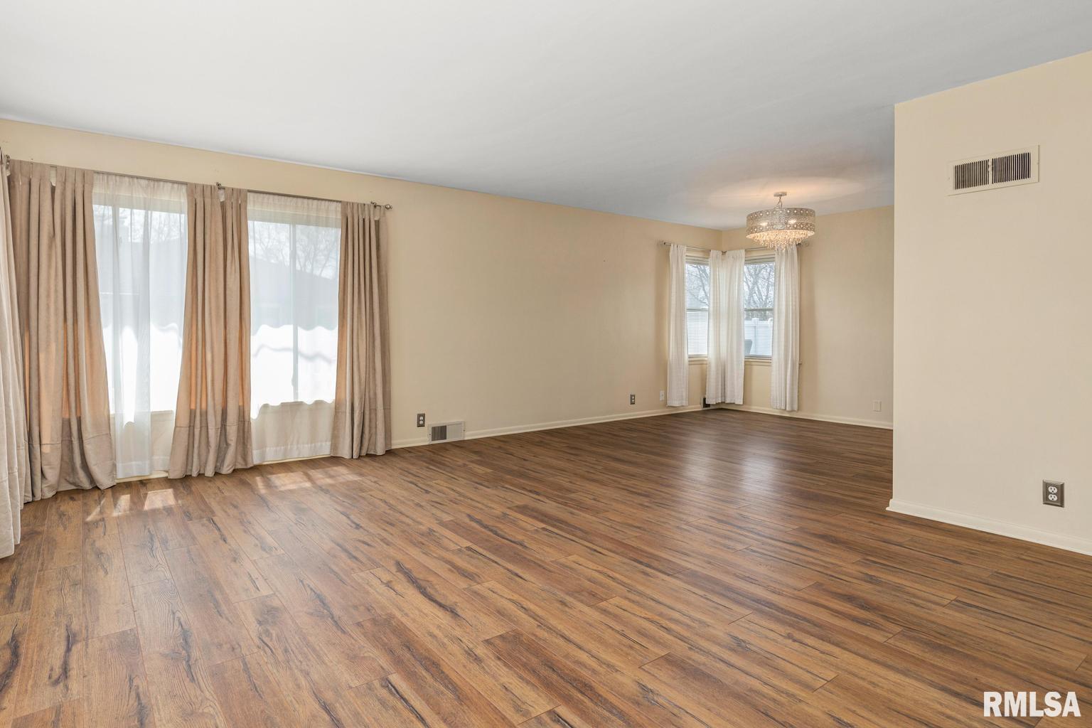 4111 North Brookmont Road Peoria, IL 61614 - Photo 5 of 37