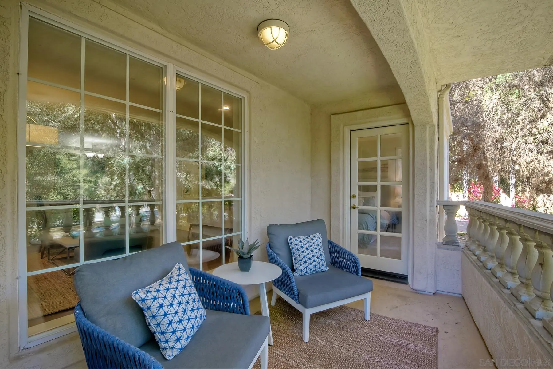 2872 Torrey Pines Road La Jolla, CA 92037 - Photo 14 of 34 a living room with furniture and a window