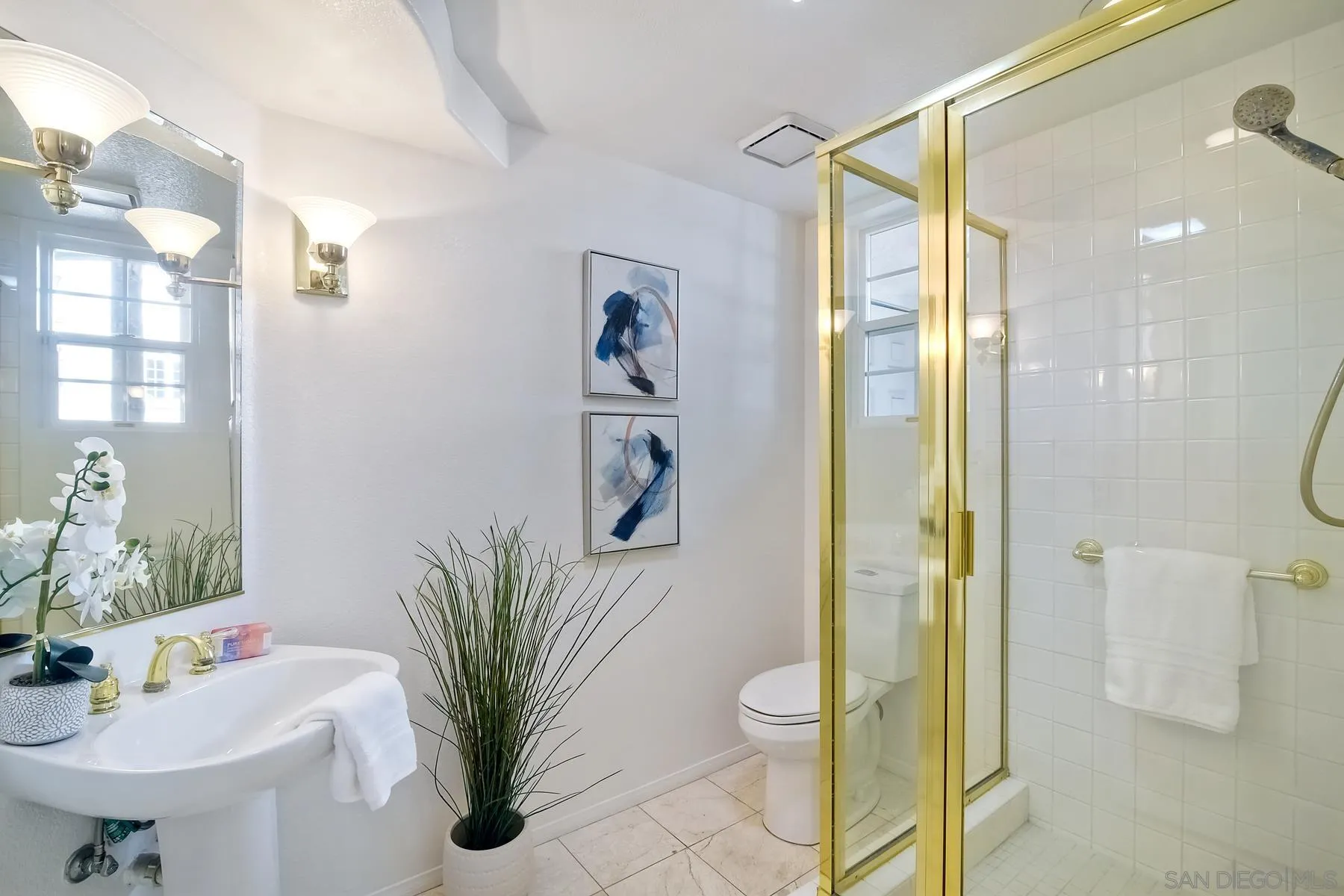 2872 Torrey Pines Road La Jolla, CA 92037 - Photo 16 of 34 a bathroom with a shower a sink and mirror