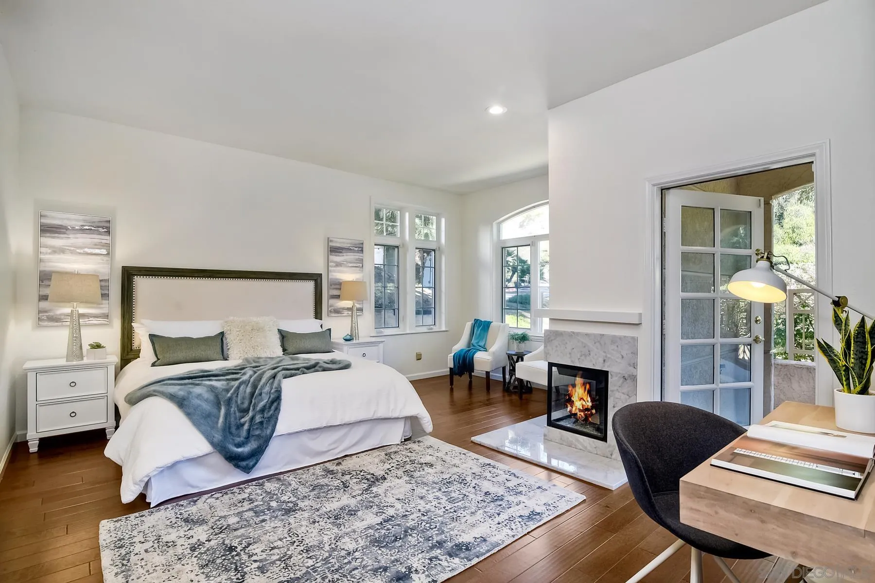2872 Torrey Pines Road La Jolla, CA 92037 - Photo 17 of 34 a living room with furniture rug and lamp