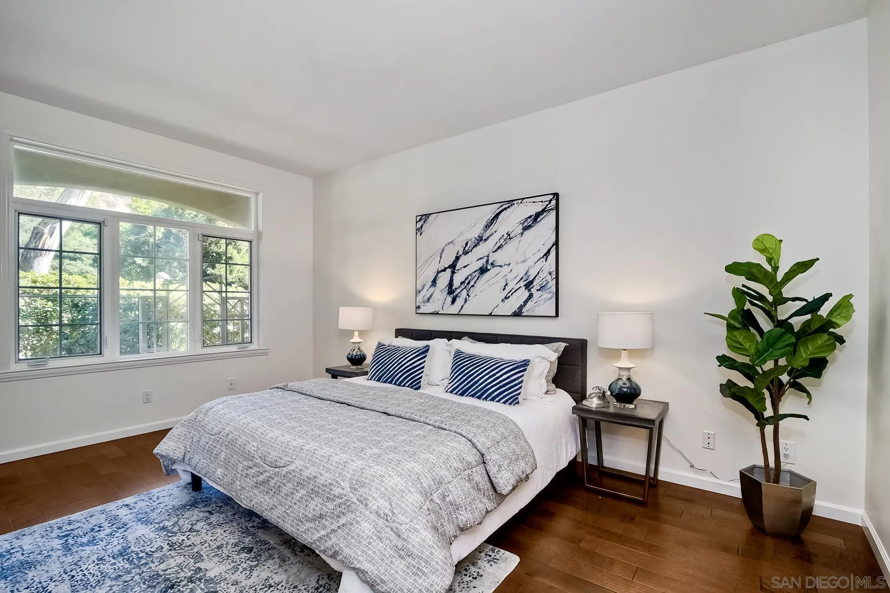 2872 Torrey Pines Road La Jolla, CA 92037 - Photo 25 of 34 a bedroom with bed and a potted plant