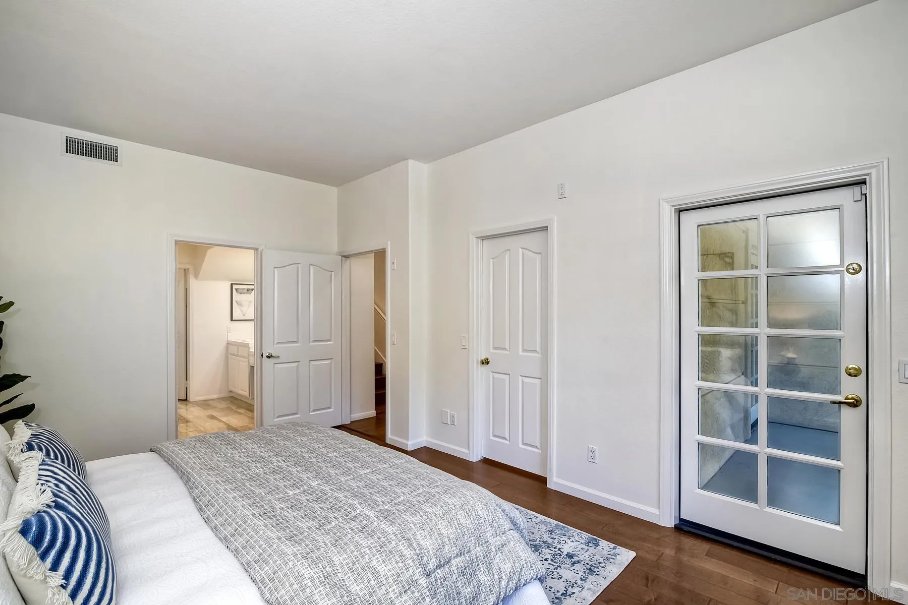 2872 Torrey Pines Road La Jolla, CA 92037 - Photo 26 of 34 a bedroom with a bed and a window