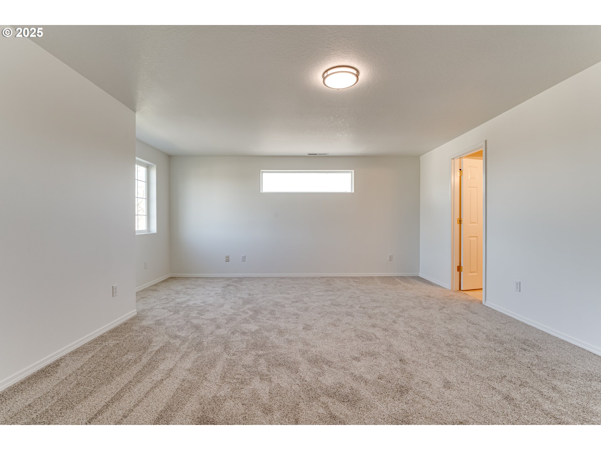 1255 Brower Avenue Eugene, OR 97402 - Photo 19 of 39 a view of an empty room with a window