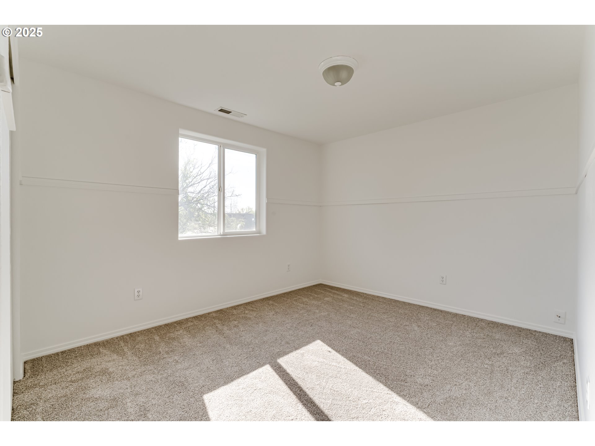 1255 Brower Avenue Eugene, OR 97402 - Photo 25 of 39 an empty room with windows and closet