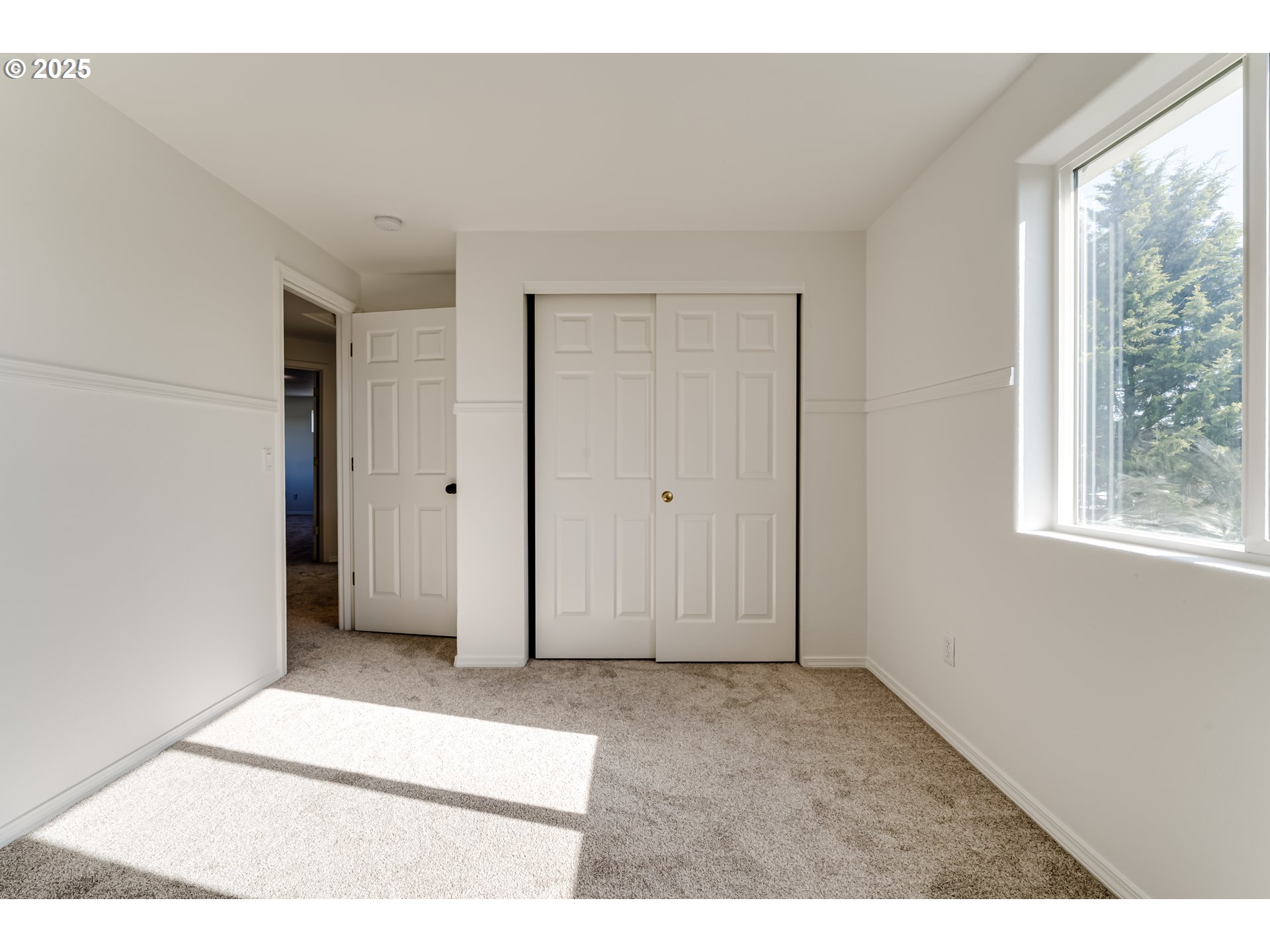 1255 Brower Avenue Eugene, OR 97402 - Photo 26 of 39 an empty room with windows