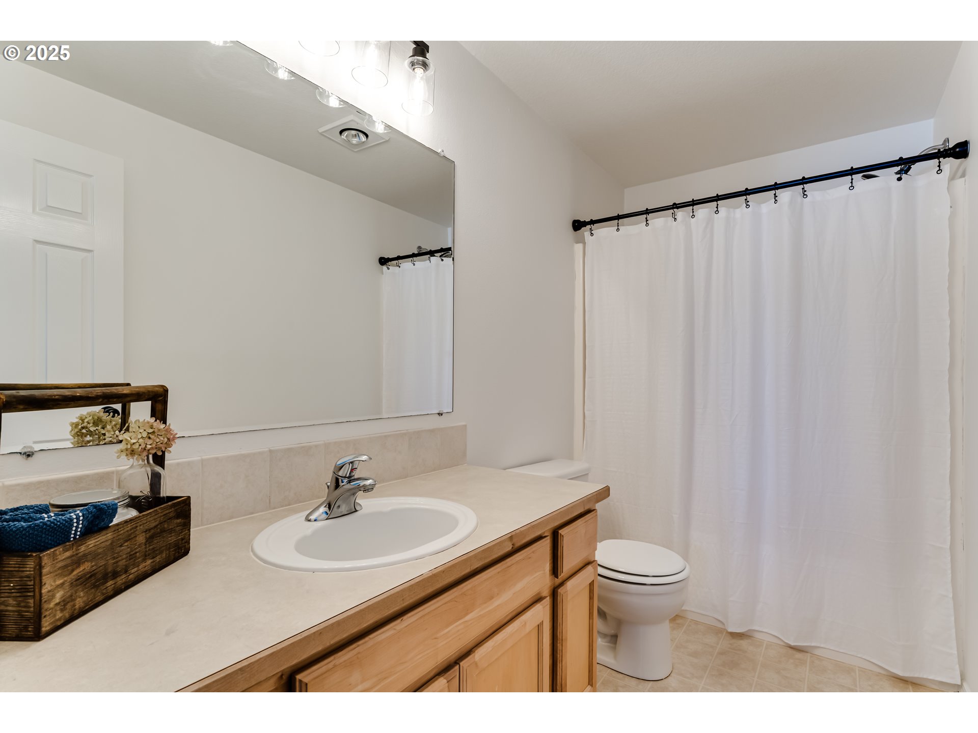 1255 Brower Avenue Eugene, OR 97402 - Photo 28 of 39 a bathroom with a sink and a mirror