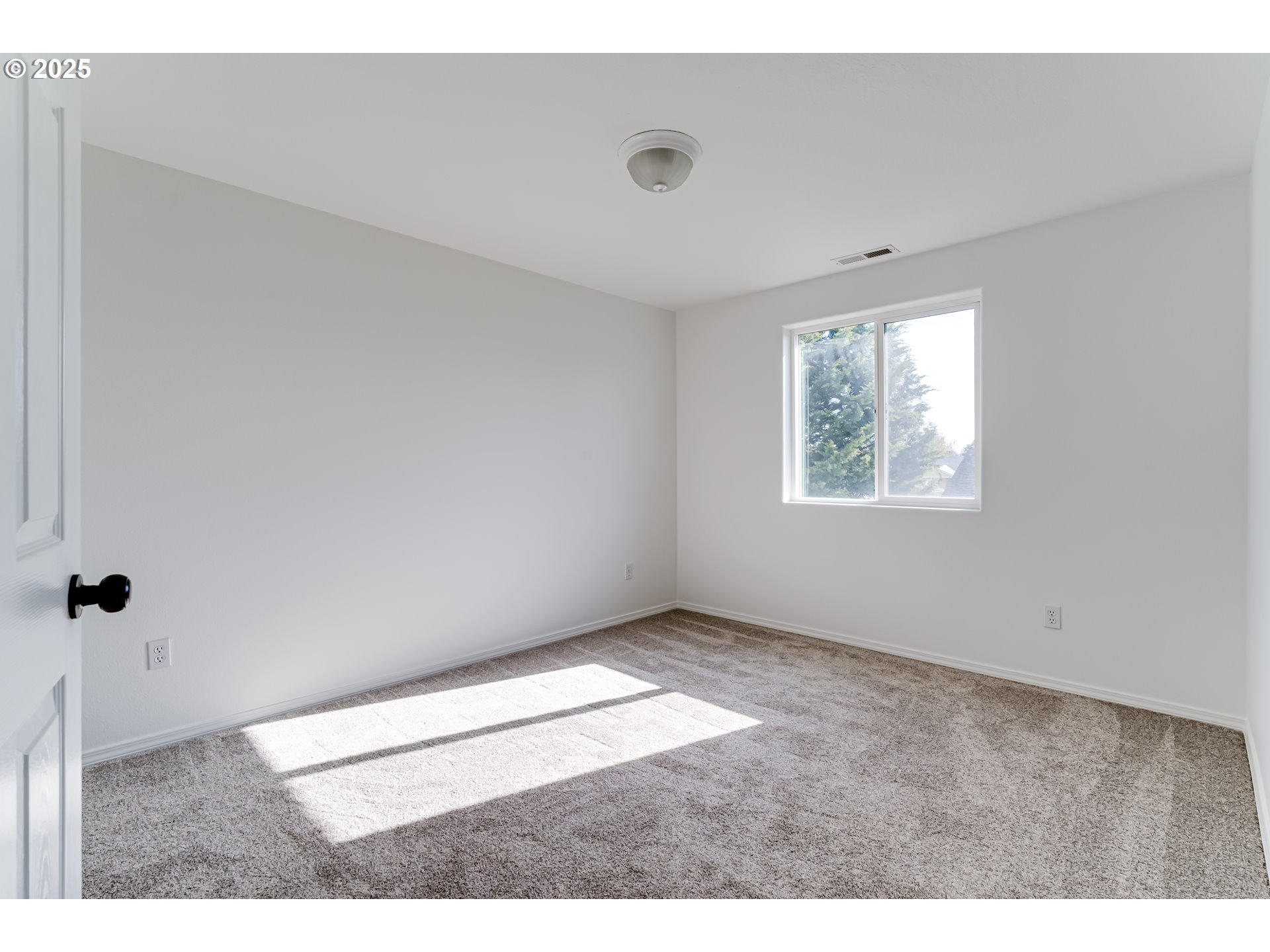 1255 Brower Avenue Eugene, OR 97402 - Photo 29 of 39 a view of an empty room with a window