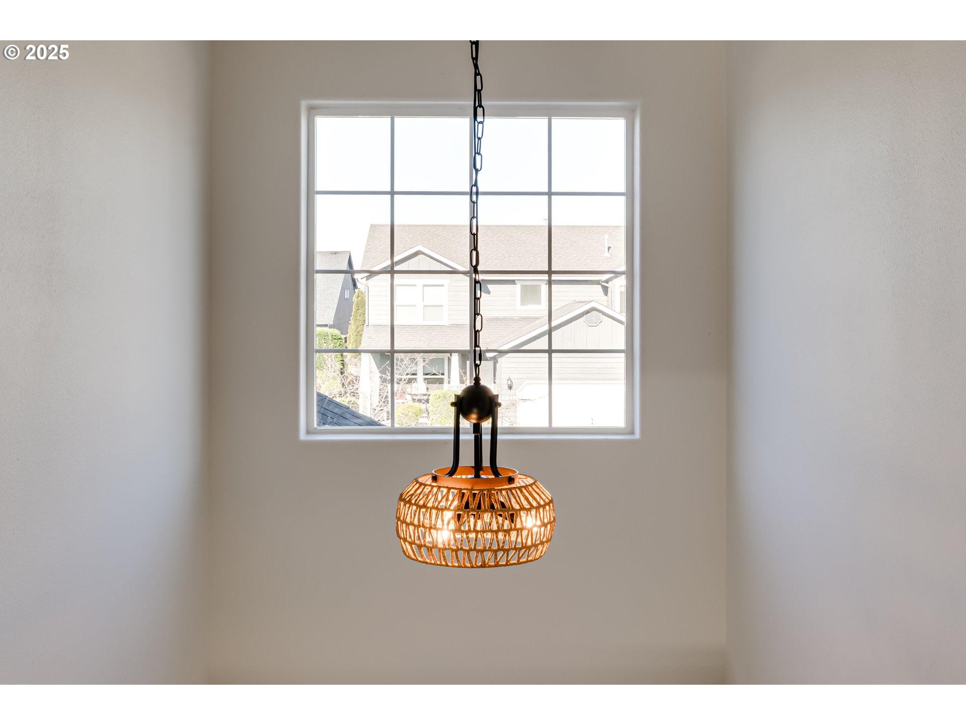 1255 Brower Avenue Eugene, OR 97402 - Photo 31 of 39 a living room with a window