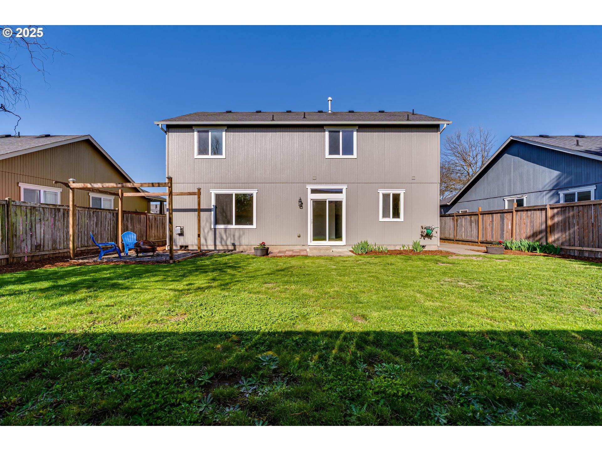 1255 Brower Avenue Eugene, OR 97402 - Photo 36 of 39 a front view of a house with a garden