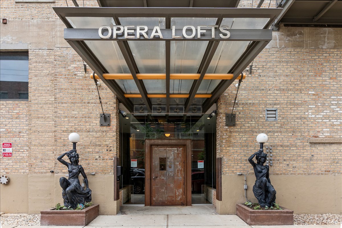 2545 South Dearborn Street, Unit 331 Chicago, IL 60616 - Photo 1 of 33
