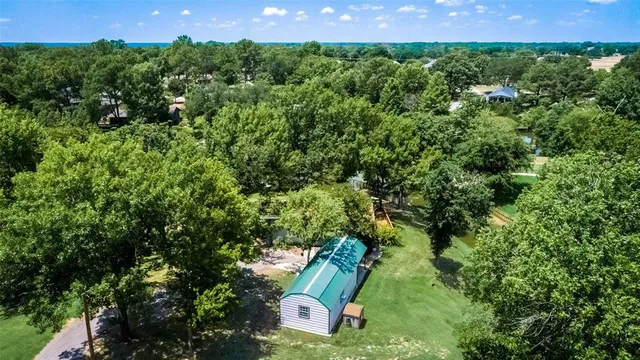 a view of a back yard