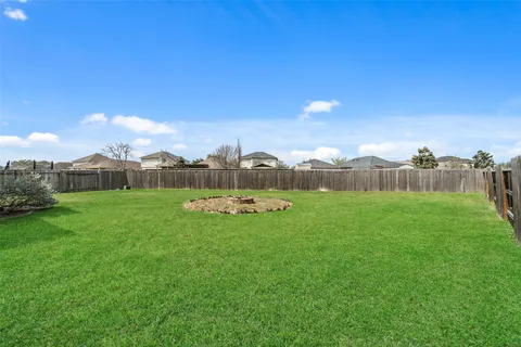 a view of a back yard