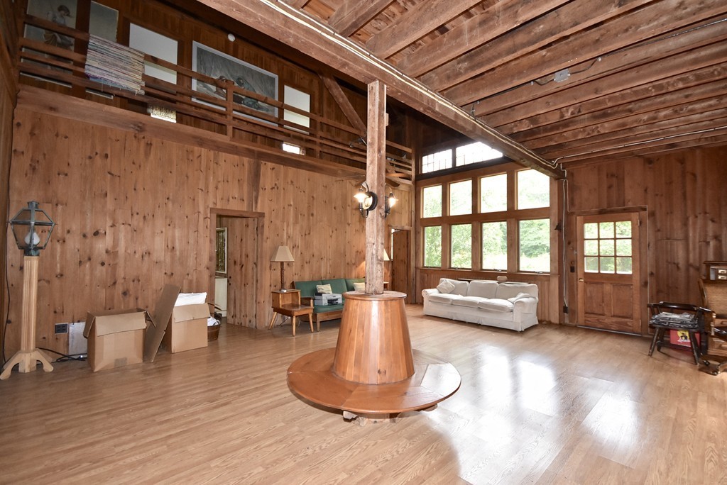 498 A Point Road Marion, MA 02738 - Photo 3 of 12 a living room with furniture