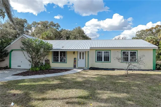 a view of a house with a backyard