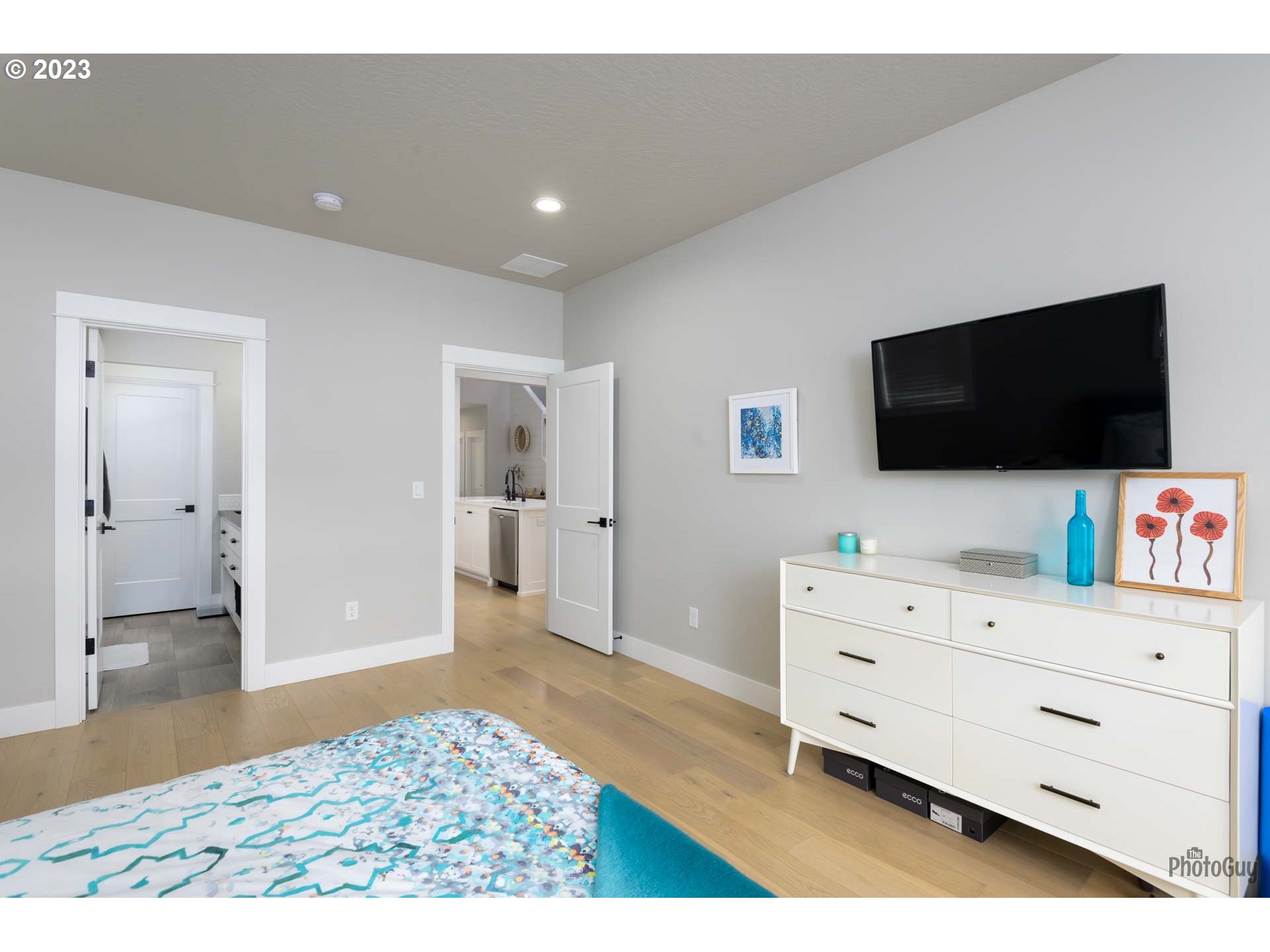 3561 Nestucca Loop Eugene, OR 97408 - Photo 16 of 29 a living room with furniture and flat screen tv