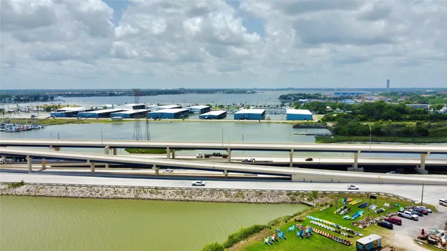 $289,900 | 4513 South Flamingo Drive, Seabrook, TX 77586