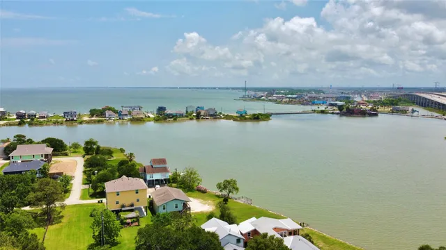 $289,900 | 4513 South Flamingo Drive, Seabrook, TX 77586
