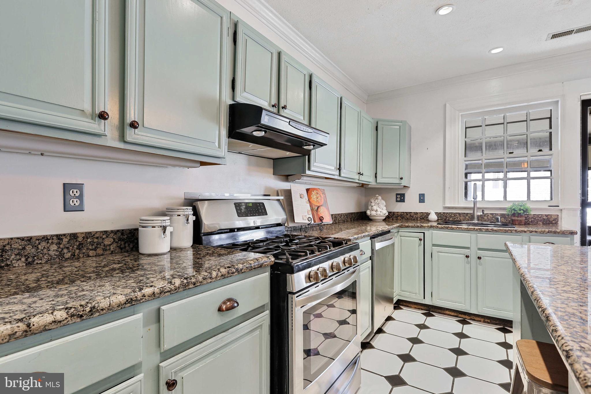 610 Somerset Road, Unit 301 Baltimore, MD 21210 - Photo 17 of 44 Kitchen with all stainless steel appliances