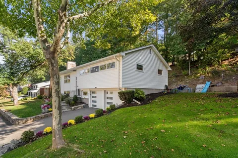 a view of backyard of the house