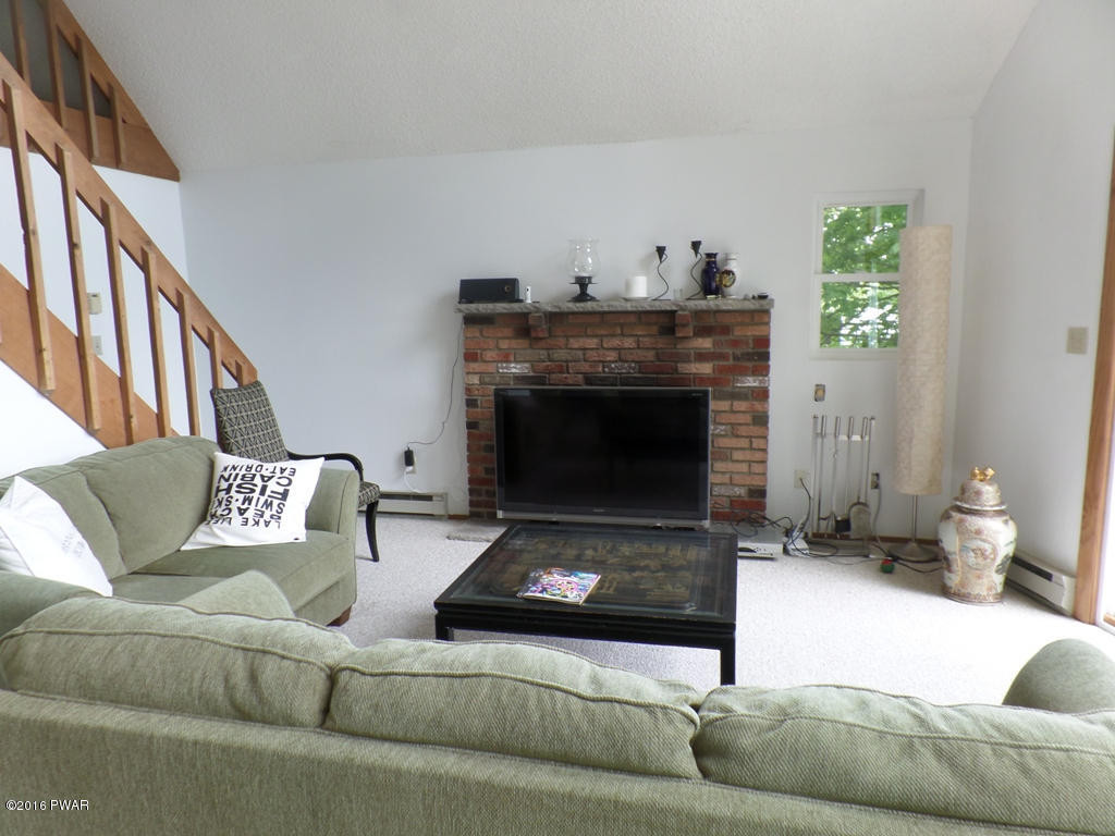 104 Robin Run Road Milford, PA 18337 - Photo 8 of 34 Living Room