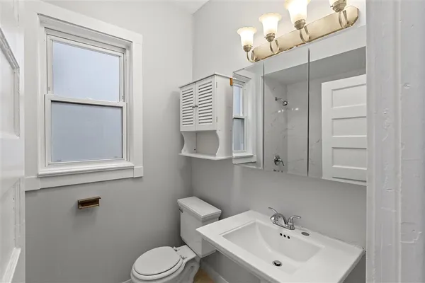 $3,200 | 3716 North Wayne Avenue, Unit 2, Chicago, IL 60613