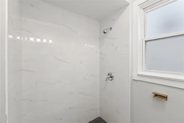 $3,200 | 3716 North Wayne Avenue, Unit 2, Chicago, IL 60613