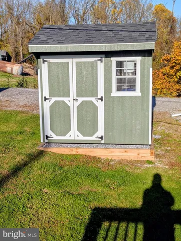 a view of a house with backyard