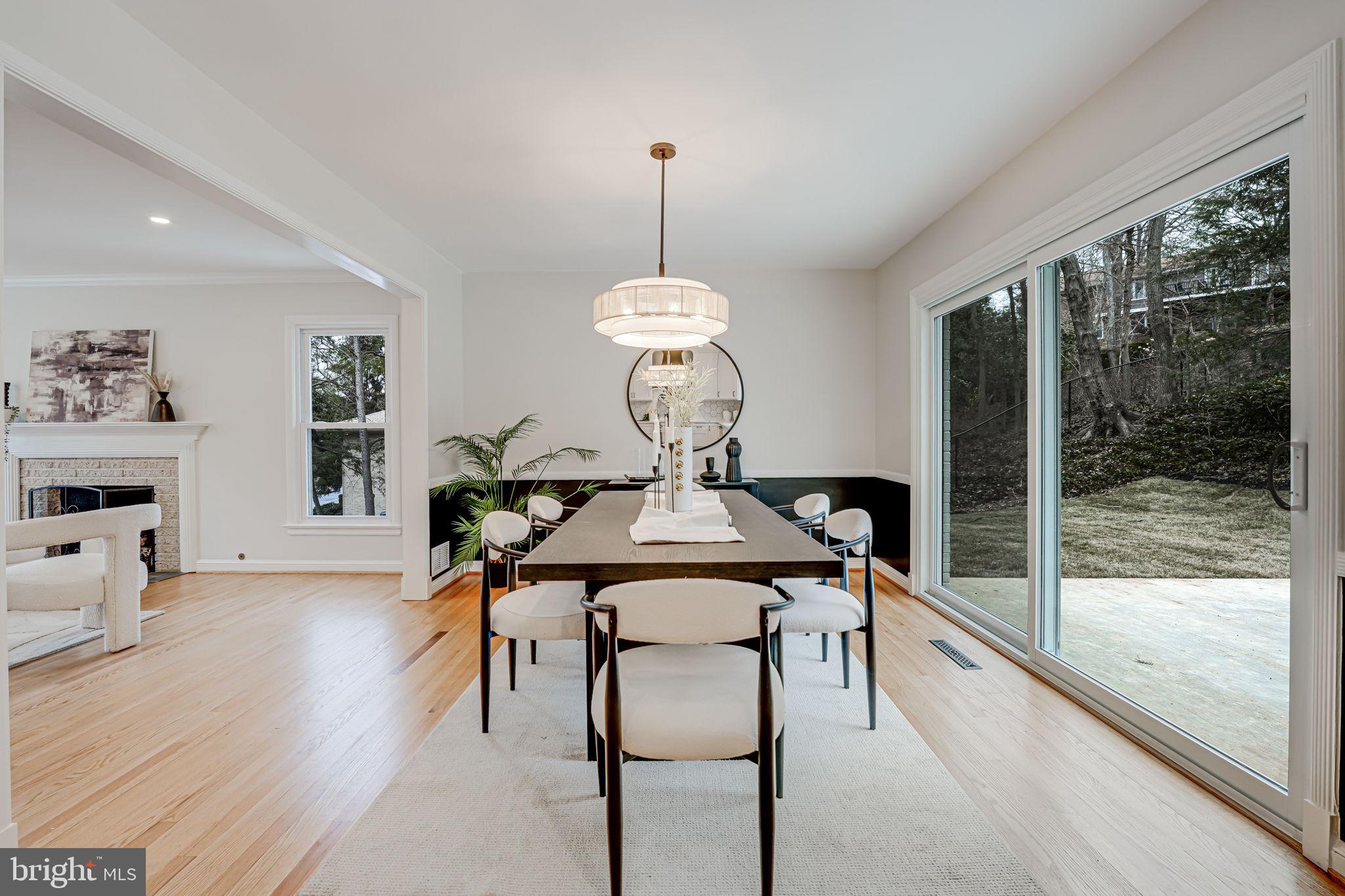 7401 Fort Hunt Road Alexandria, VA 22307 - Photo 15 of 56 a dining room with furniture and window