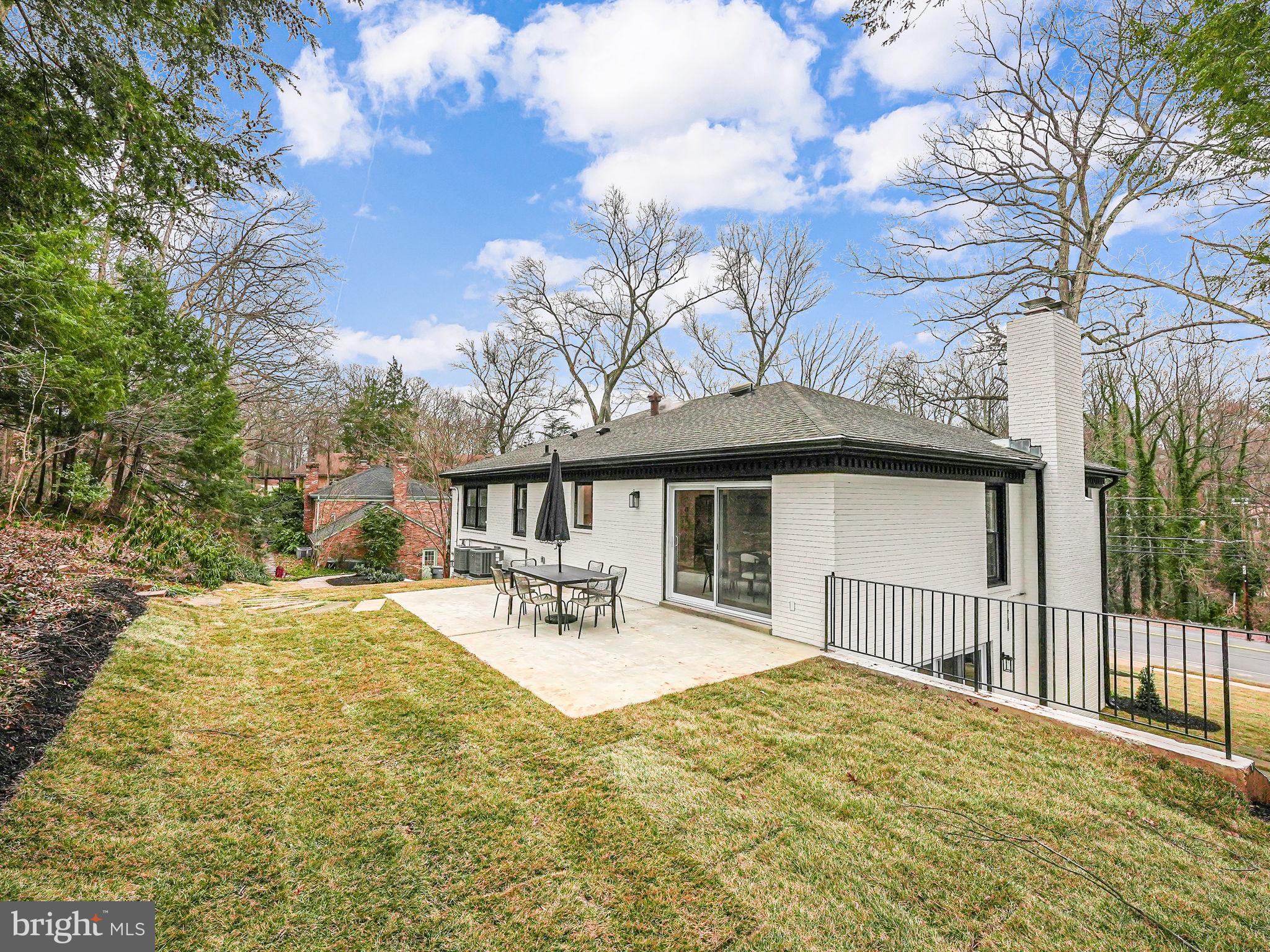 7401 Fort Hunt Road Alexandria, VA 22307 - Photo 54 of 56 a house view with outdoor seating space