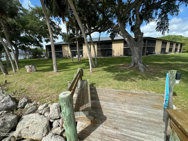 a view of a house with backyard