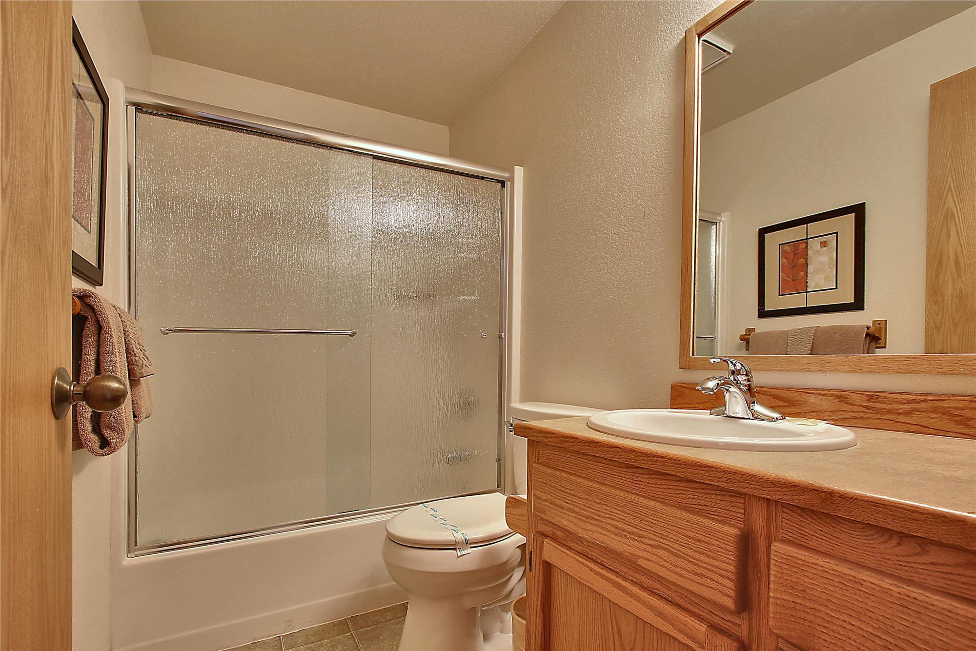 17730 West Core Road, Unit 2 FAIRWAY VILLAGE Sunriver, OR 97707 - Photo 16 of 30 lower level-bath-0b8a3260