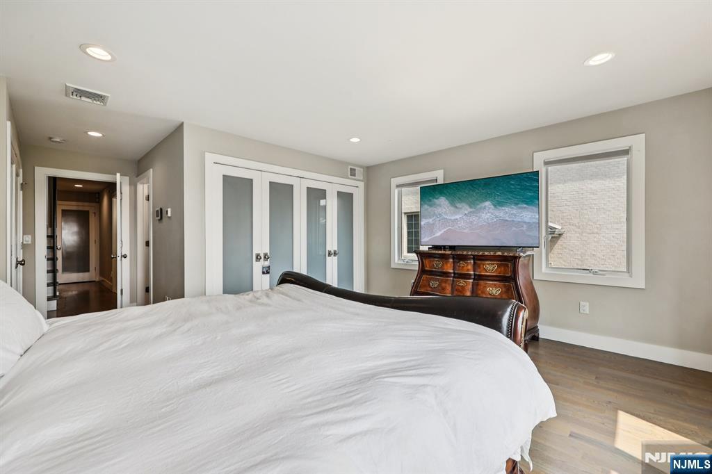 746 Undercliff Avenue, Unit B Edgewater, NJ 07020 - Photo 22 of 50 a bedroom with a bed and a window