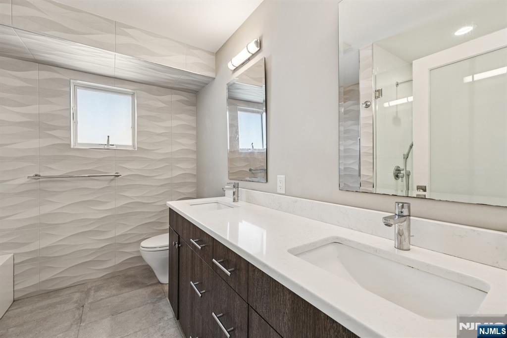 746 Undercliff Avenue, Unit B Edgewater, NJ 07020 - Photo 23 of 50 a bathroom with a sink and a bathtub