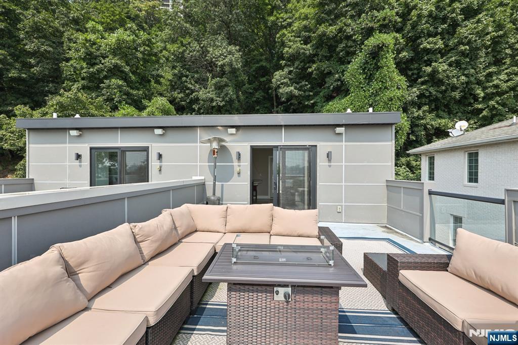 746 Undercliff Avenue, Unit B Edgewater, NJ 07020 - Photo 49 of 50 a backyard of a house with seating space