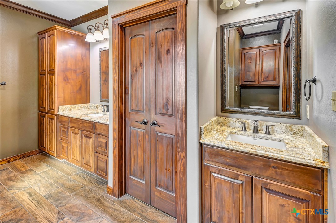 121 Spring Ridge Drive Victoria, TX 77904 - Photo 11 of 48 Primary Bathroom