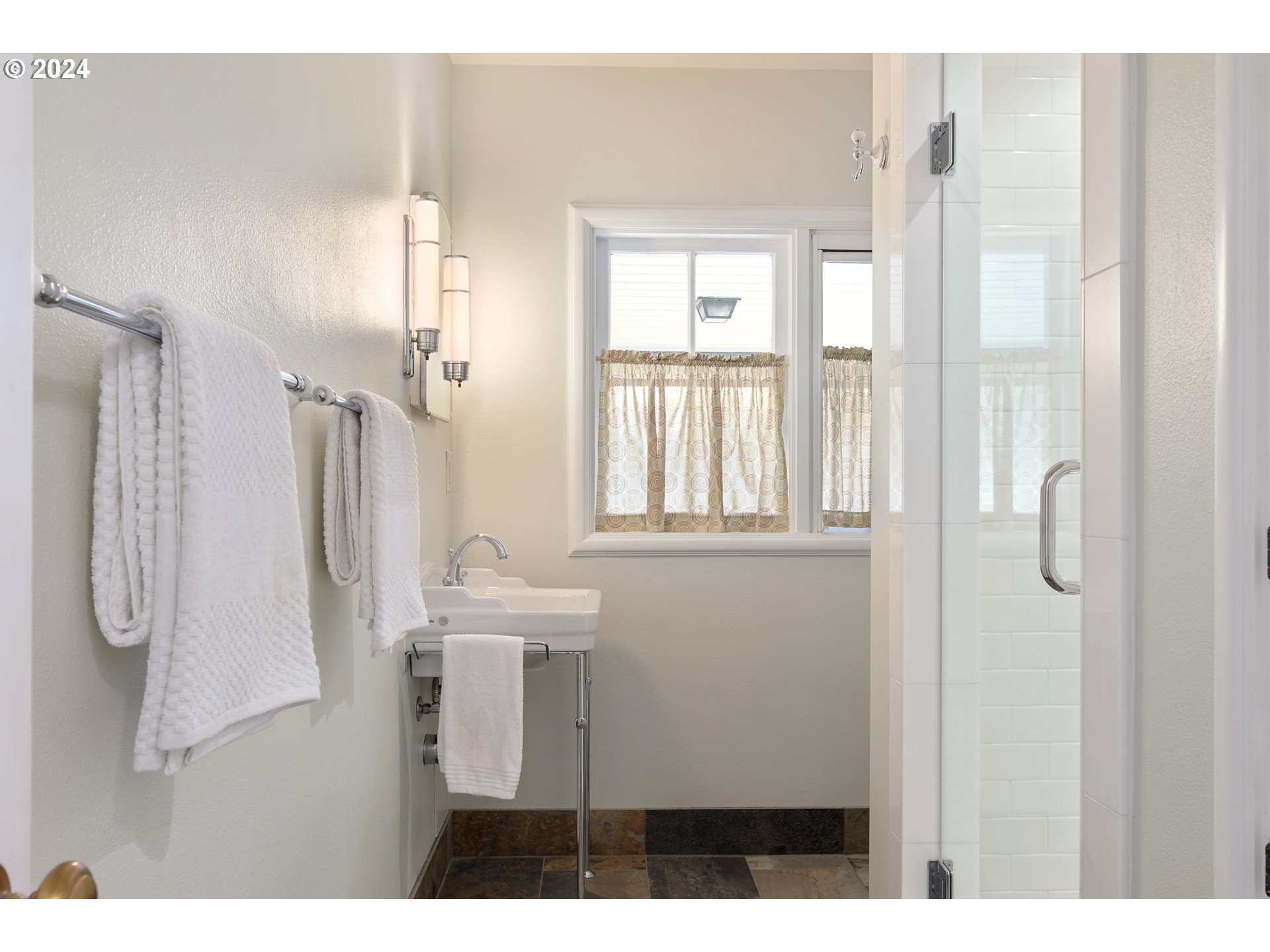 2290 Spring Boulevard Eugene, OR 97403 - Photo 27 of 48 Bathroom