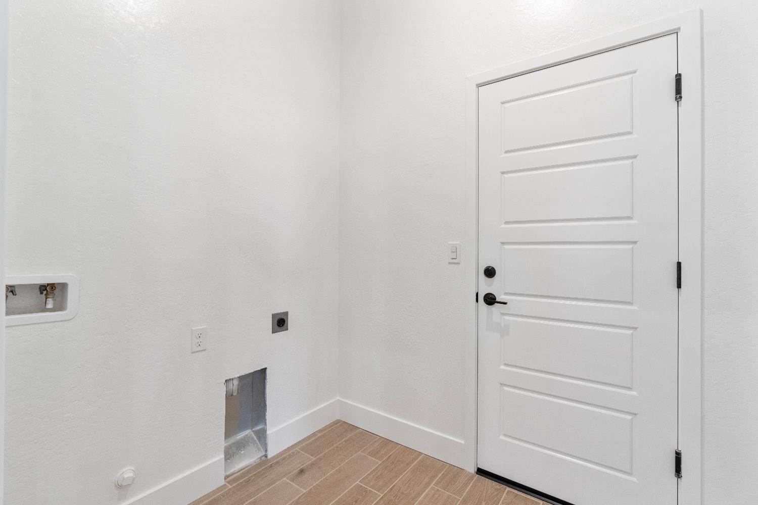 846 Traverse Drive Madera, CA 93636 - Photo 19 of 28 a view of walk in closet with empty racks