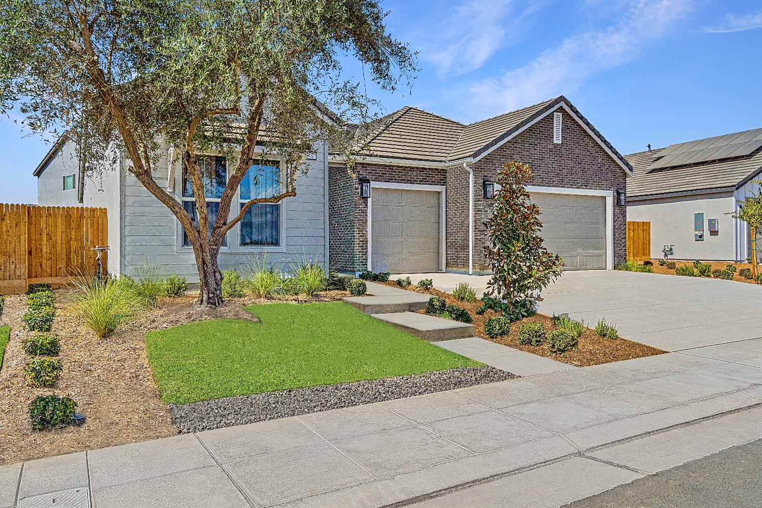 846 Traverse Drive Madera, CA 93636 - Photo 2 of 28 a front view of a house with a garden