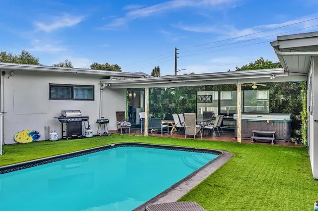a view of a house with backyard
