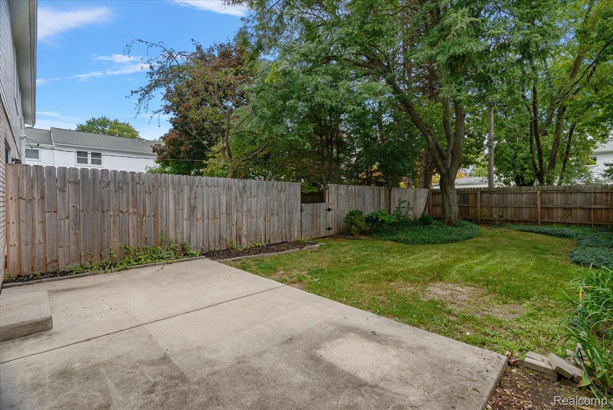 171 Manor Way, Unit 146 Rochester, MI 48309 - Photo 8 of 63 Private yard