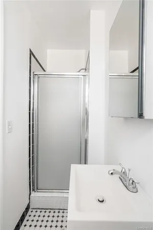 $4,200 | 240 Martine Avenue, Unit 4G, White Plains, NY 10601