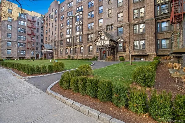 $4,200 | 240 Martine Avenue, Unit 4G, White Plains, NY 10601