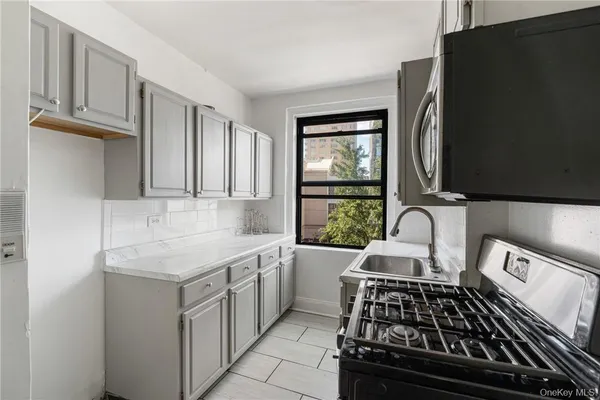 $4,200 | 240 Martine Avenue, Unit 4G, White Plains, NY 10601