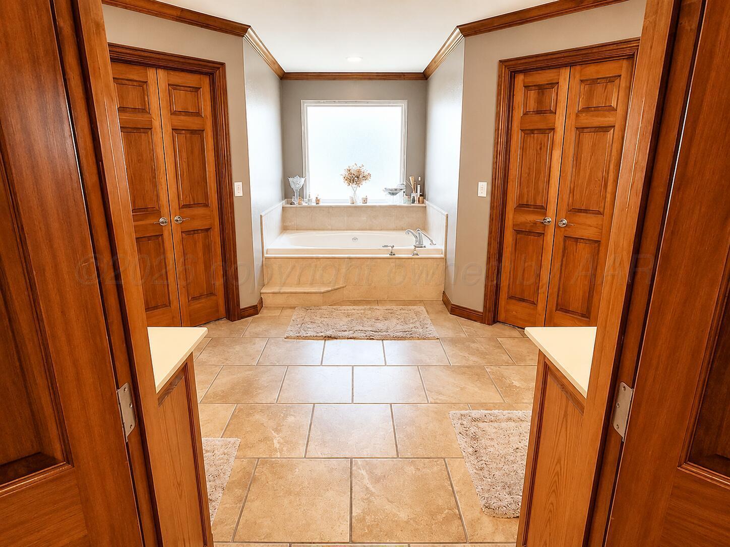 14355 Southeast Se Loop Perryton, TX 79070 - Photo 12 of 33 Primary Bathroom
