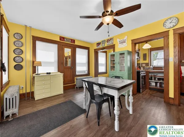 a kitchen that has a lot of cabinets in it