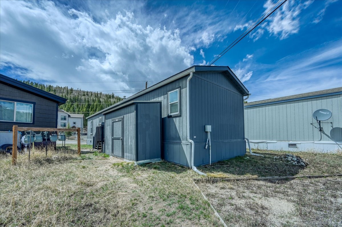 847 Airport Road, Unit 21 Breckenridge, CO 80424 - Photo 35 of 35 a backyard of a house with table and chairs