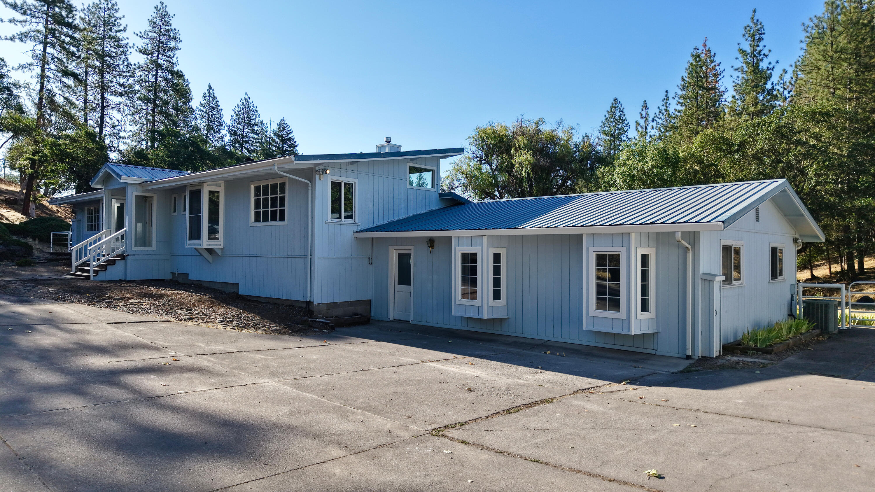 461 Sawyer Road Shady Cove, OR 97539 - Photo 2 of 48 Gallery Image 2