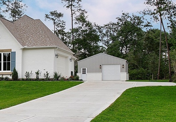 15728 Woodlife Road Willis, TX 77378 - Photo 3 of 36 Long driveway leads to 2-car side entry garage and shop.